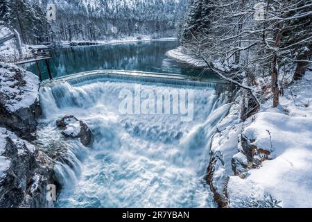 Cascata in inverno, Lechfall a Fuessen, Baviera Germania Foto Stock