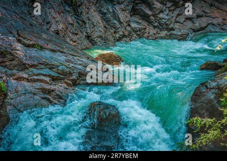 Il fiume Krimmler Ache nel Parco Nazionale degli alti Tauri in Austria. Il Krimmler Ache forma le cascate di Krimmler Foto Stock