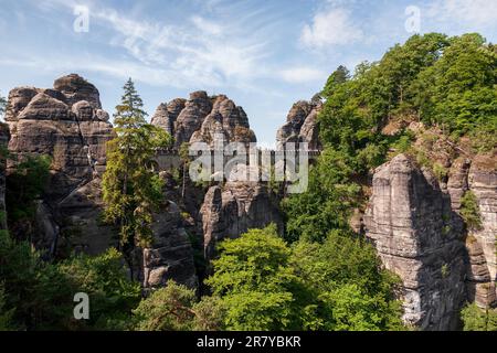 Vista panoramica sulle montagne di arenaria dell'Elba, Germania. Il Ponte di Bastei Foto Stock