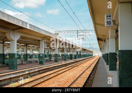 Taitung, Taiwan - 15 Marzo 2023: Piattaforma della stazione ferroviaria di Taitung Foto Stock