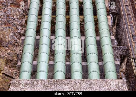 Centrale idroelettrica, sei condotte forzate Foto Stock