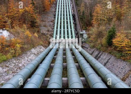 Centrale idroelettrica, sei condotte forzate Foto Stock