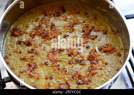 Piatto di Bissara o bissouro, che significa fagioli cotti in antica lingua egiziana, o Bessara, Besarah e Tamarakt, fave di Spalato, cipolle, aglio, fr Foto Stock