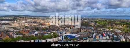 Panorama della città di Edimburgo in Scozia, vista panoramica del paesaggio urbano dal Castello di Edimburgo alla collina di Calton. Foto Stock
