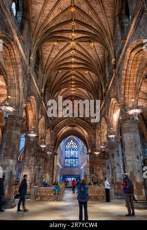 St Interno della cattedrale di Giles a Edimburgo, Scozia, Regno Unito. Navata con soffitto a volta in chiesa parrocchiale anche conosciuta come l'alta Kirk, che si trova nella OL Foto Stock