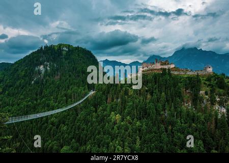 Il highline179, un ponte sospeso pedonale a forma di ponte di corda in Tirolo, Austria Foto Stock