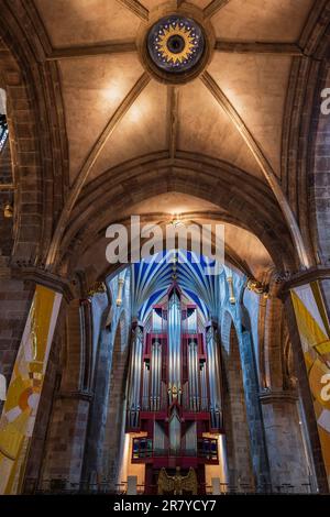 Organo a tubo e volta costola in St.. Interno della cattedrale di Giles a Edimburgo, Scozia, Regno Unito. Foto Stock