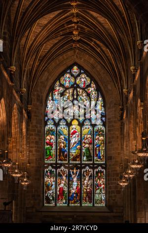 Crocifissione e Ascensione di Gesù Cristo, vetrate dal 1877 nella chiesa parrocchiale di St Giles Cathedral (finestra est) a Edimburgo, SCO Foto Stock