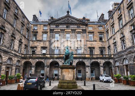 Le camere della città di Edimburgo con la statua di Alexander e Bucephalus nel cortile di Edimburgo, Scozia, Regno Unito. Ex edificio di scambio reale dal 1760, de Foto Stock