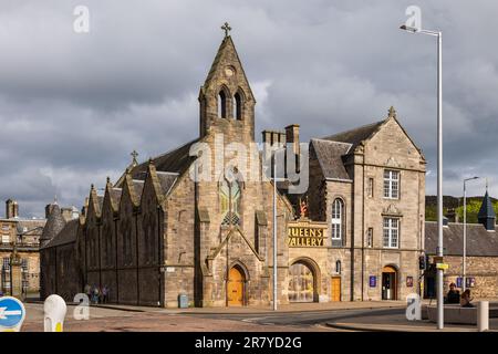 La Queen's Gallery nella città di Edimburgo, Scozia. Galleria d'arte nella ex Chiesa libera di Holyrood, parte del complesso del Palazzo di Holyroodhouse. Foto Stock