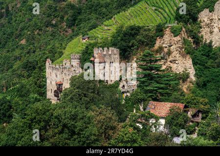 Vista panoramica sul Brunnenburg, Castel Fontana Foto Stock