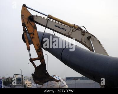 Cairo, Egitto, maggio 30 2023: Preparativi per mettere grandi parti di tubo di acqua sul posto, tubi di igiene, miglioramento delle infrastrutture e del bene immobile dive Foto Stock