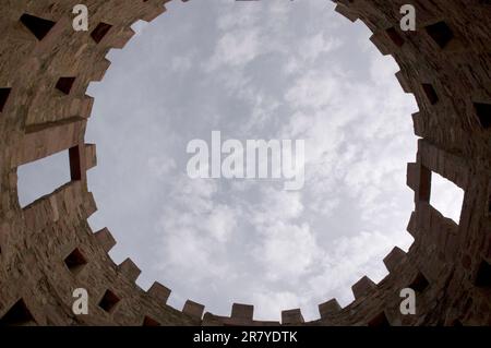 vista del cielo dall'interno della torre del castello Foto Stock