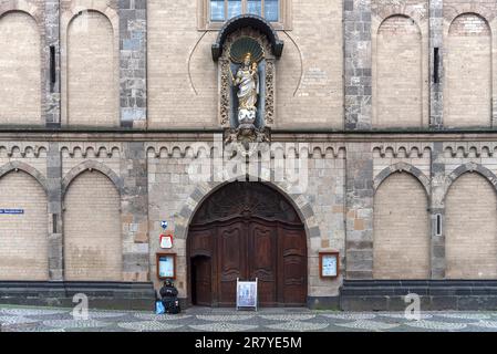 Il portale principale con la figura di nicchia di Maria sulla facciata ovest della Chiesa di nostra Cara Signora, Coblenza, Renania-Palatinato, Germania Foto Stock