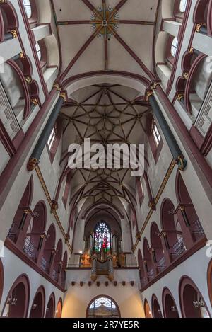 Volta a soffitto con soppalco d'organo della Chiesa di nostra Cara Signora, Coblenza, Renania-Palatinato, Germania Foto Stock