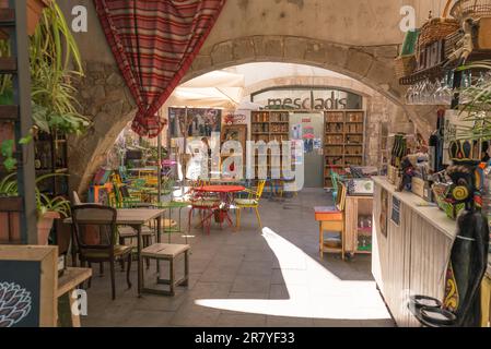 Commercio equo e solidale al Bar Mescladi di Barcellona. Il Bar e' molto straordinario, con diversi stili di arredamento all'interno. Un pub e un ristorante nella stretta Foto Stock