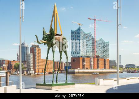 Il monumento Salvador Dali Space Elephant di fronte allo skyline di Amburgo, Dali è stato un leader rappresentanti del surrealismo. Il monumento è 724cm Foto Stock