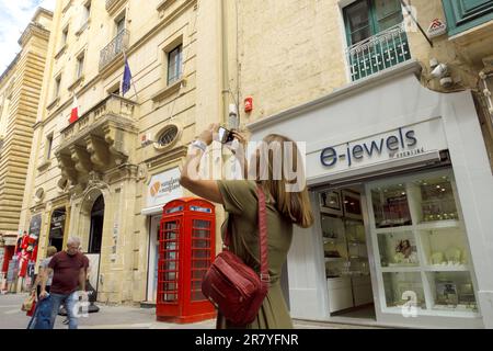 I turisti scattano una foto in Republic Street, la Valletta, Malta Foto Stock