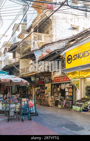 Zona pedonale in una delle più grandi Chinatown del mondo, vita di strada nel quartiere di Bangkok Samphanthawong Foto Stock