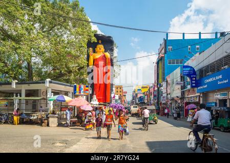 Panorama stradale dalla strada principale Old Matara Road con molti negozi, negozi, aziende nazionali e locali a Galle, la città principale nella provincia meridionale Foto Stock