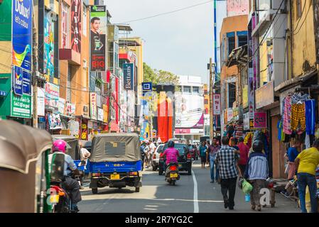 Panorama stradale dalla strada principale Old Matara Road con molti negozi, negozi, aziende nazionali e locali a Galle, la città principale nella provincia meridionale Foto Stock