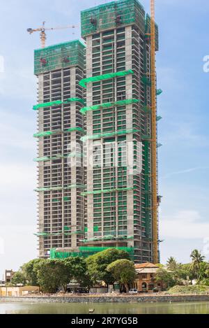 Moratuwa, Sri Lanka - 30 dicembre 2016. Grattacieli sono il nuovo volto della capitale Colombo del paese isola Sri Lanka. L'alto edificio è 194m Foto Stock