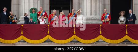 Londra, Regno Unito 17 giugno 2023. Dopo aver Trooping il colore (la parata di compleanno del Re) si svolge membri senior della Famiglia reale guardare il tradizionale flypast dal RAF dal balcone a Buckingham Palace. Da sinistra a destra: Vice ammiraglio Sir Timothy Laurence; Anna, Principessa reale; Principe George, Principe Louis, Caterina Principessa di Galles, Guglielmo Principe di Galles, Principessa Charlotte, S.A.R. Re Carlo III, Regina Camilla, Edoardo Duca di Edimburgo, Sophie Duchessa di Edimburgo; il Duca di Kent, il Duca e la Duchessa di Gloucester Foto Stock