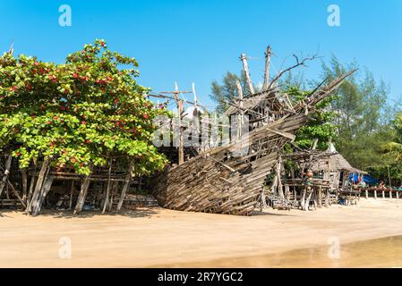 Il famoso Hippie Bar, fatto di driftwood nella baia di bufalo. La spiaggia, chiamata Ao Khao Kwai, si trova sull'isola di Ko Phayam Foto Stock