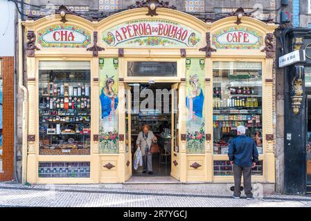 Pittoresca facciata di un negozio di alimentari in Rua Formosa, una strada commerciale nel quartiere Baixa di Oporto Foto Stock