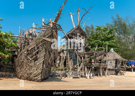 Il famoso Hippie Bar, fatto di driftwood nella baia di bufalo. La spiaggia, chiamata Ao Khao Kwai, si trova sull'isola di Ko Phayam Foto Stock