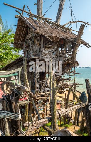 Il famoso Hippie Bar, fatto di driftwood nella baia di bufalo. La spiaggia, chiamata Ao Khao Kwai si trova sull'isola di Ko Phayam Foto Stock