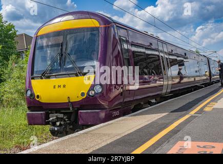 Stazione ferroviaria, Grantham, Lincolnshire, UK – un treno ferroviario delle East Midlands che arriva su un binario Foto Stock