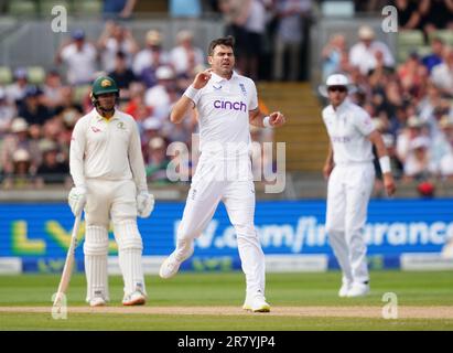 James Anderson in Inghilterra reagisce dopo che Alex Carey in Australia è stato abbandonato da Jonny Bairstow durante il terzo giorno della prima partita di test Ashes a Edgbaston, Birmingham. Data immagine: Domenica 18 giugno 2023. Foto Stock