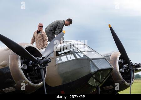 Seconda guerra mondiale Warbird un Bristol Blenheim pilotato da Jony Romain arriva al 2023 Bicester Flywheel evento, in scena al Bicester Heritage UK Foto Stock