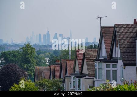 Londra Regno Unito. 18 giugno 2023. Una fila di case semi-indipendenti a Wimbledon, a sud-ovest di Londra, con vista sul quartiere finanziario dello skyline di Londra sotto il sole torbido in una giornata calda e umida. I rimborsi annuali dei mutui sono destinati a crescere per il rimortgaging medio delle famiglie il prossimo anno a causa del ciclo di incremento dei tassi di base della Banca d’Inghilterra Credit: amer Ghazzal/Alamy Live News Foto Stock