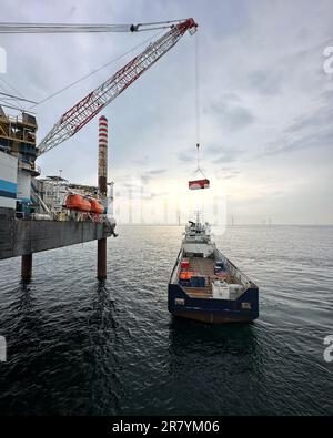 Nave di rifornimento, che fornisce materiali a una piattaforma offshore. Foto Stock