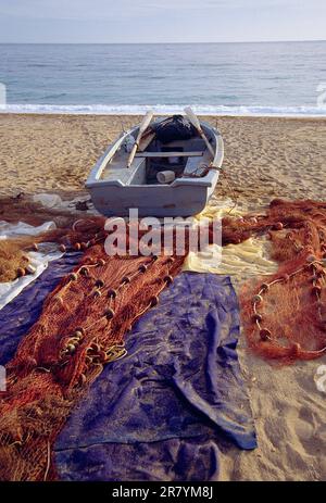 Barca da pesca e reti sulla spiaggia. Mazarron, Murcia, Spagna. Foto Stock