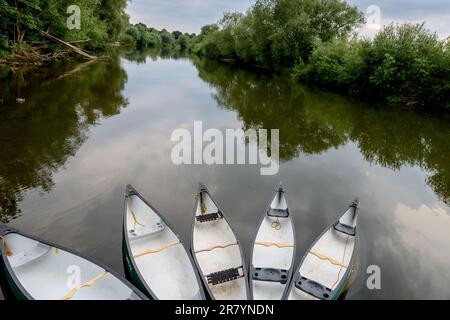 canoe a riposo sul fiume Foto Stock