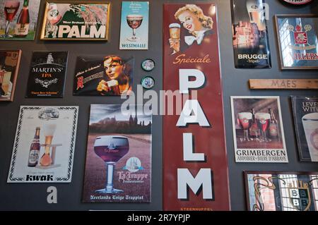 Vecchi cartelli pubblicitari in mostra al Museo dell'esperienza della birra di Bruges, Bruges, Fiandre, Belgio Foto Stock