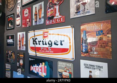 Vecchi cartelli pubblicitari in mostra al Museo dell'esperienza della birra di Bruges, Bruges, Fiandre, Belgio Foto Stock