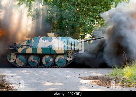 Jagdpanzer 38 carri armati tedeschi della seconda guerra mondiale sul campo di battaglia tra fumo e polvere. Foto Stock