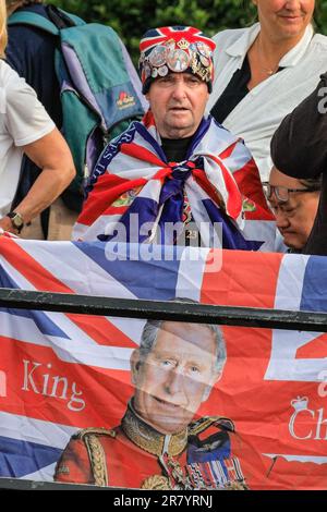 Londra, Inghilterra, Regno Unito. 17th giugno, 2023. Un superfan reale lungo il Mall. La sfilata annuale Trooping the Colour per celebrare il compleanno del monarca, sua altezza reale Re Carlo III, cui partecipò la Famiglia reale. Credit: Edler Images/Alamy Live News Foto Stock