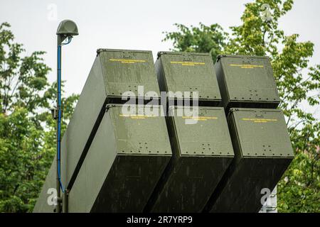 National Advanced Surface-to-Air Missile System, NASAMS, sistema di difesa aerea terrestre, che punta al cielo in Ucraina durante la controffensiva Foto Stock