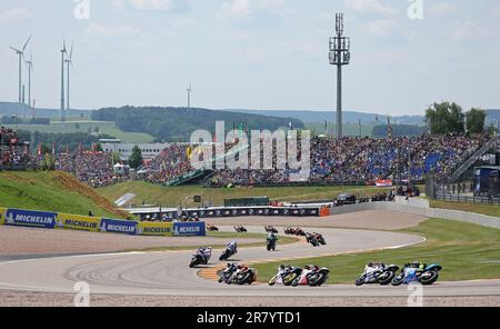 Hohenstein Ernsthal, Germania. 18th giugno, 2023. Motorsport, moto, Gran Premio di Germania, Moto2, Sachsenring: I Moto2 piloti sono in corsa. Credit: Jan Woitas/dpa/Alamy Live News Foto Stock