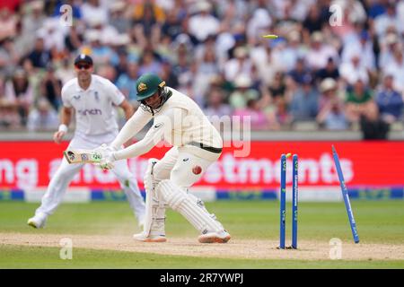 L’australiano Usman Khawaja è invischiato da Ollie Robinson (non raffigurato) durante il terzo giorno della prima partita di test Ashes a Edgbaston, Birmingham. Data immagine: Domenica 18 giugno 2023. Foto Stock