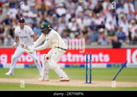 L’australiano Usman Khawaja è invischiato da Ollie Robinson (non raffigurato) durante il terzo giorno della prima partita di test Ashes a Edgbaston, Birmingham. Data immagine: Domenica 18 giugno 2023. Foto Stock