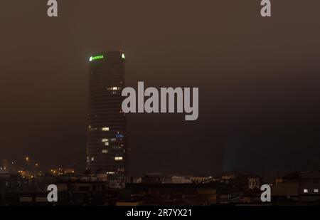 Bilbao, Spagna - 15 aprile 2022: Torre Iberdrola. Grattacielo che ospita gli uffici di una delle principali compagnie elettriche in Spagna di notte con un Foto Stock