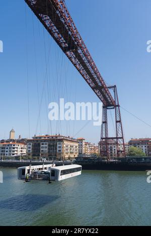 Portugalete, Spagna - 16 aprile 2022: Il ponte sospeso Bizkaia (Puente de Vizcaya) a Portugalete, Spagna. Il ponte che attraversa il Nerv Foto Stock