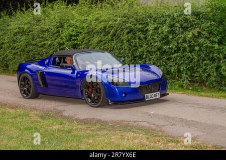 2004 Blue Black Vauxhall Vx220 Turbo Roadster benzina 1998 cc; una gamma di appassionati e partecipanti rari, emozionanti e insoliti di veicoli alla vetrina del villaggio di motori di Worden Park, Leyland Festival, Regno Unito Foto Stock