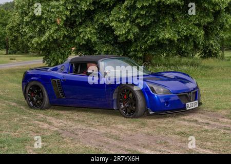 2004 Blue Black Vauxhall Vx220 Turbo Roadster benzina 1998 cc; una gamma di appassionati e partecipanti rari, emozionanti e insoliti di veicoli alla vetrina del villaggio di motori di Worden Park, Leyland Festival, Regno Unito Foto Stock